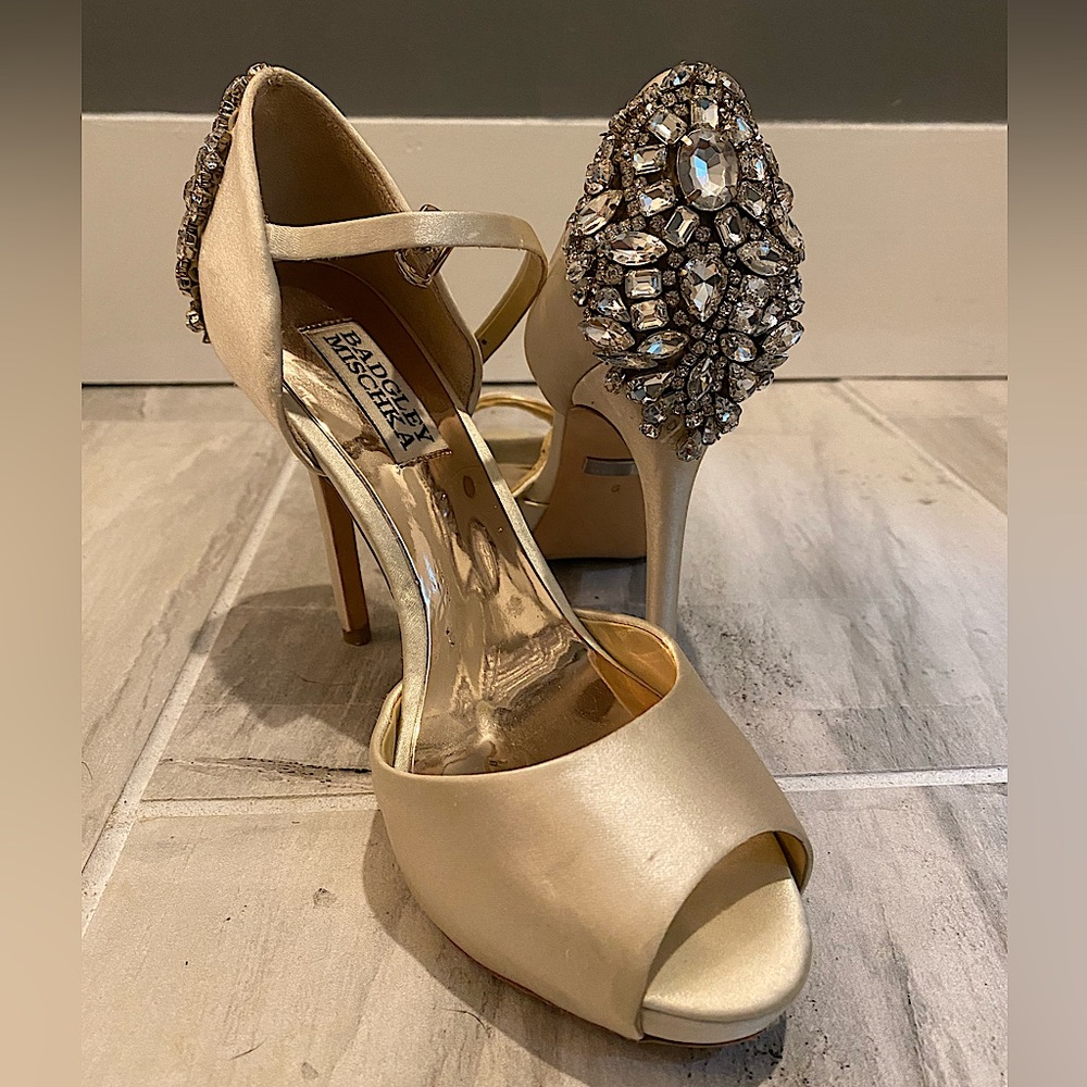 Badgley Mischka Size 6 nude satin heels embellished